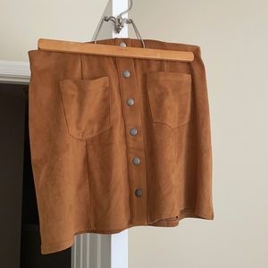 Size M; women’s suede skirt.